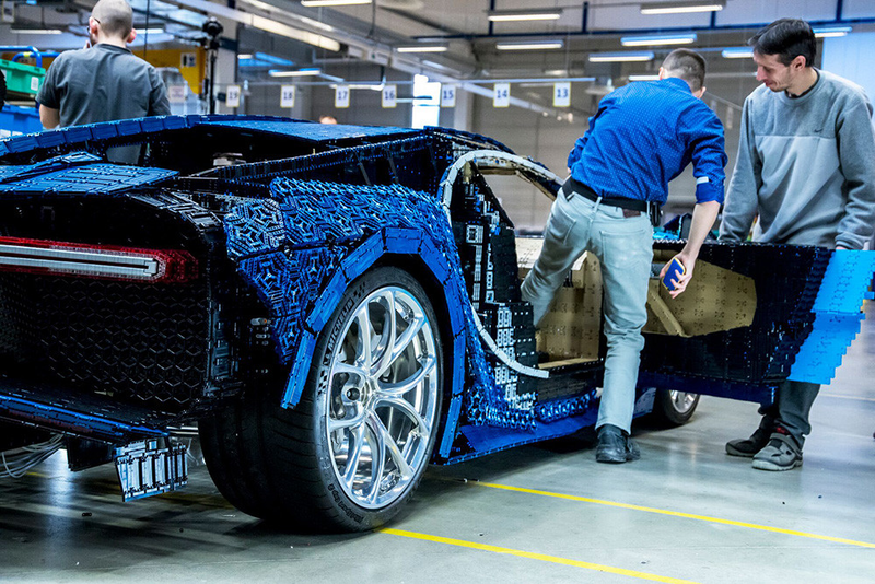 Illustration for article titled Lego construye su pieza más épica: un Bugatti Chiron a tamaño real manejable con más de un millón de piezas